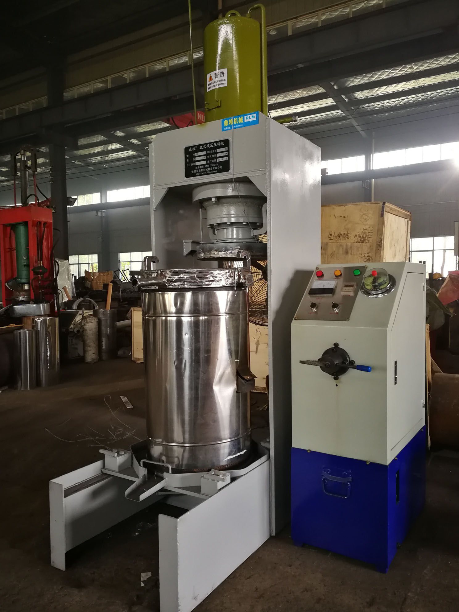 不銹鋼超高壓立式液壓壓榨機(jī)，果汁壓榨機(jī)，果渣壓榨機(jī)，藥材壓榨，油渣處理，白土壓榨