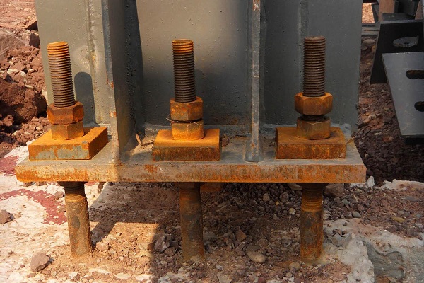 鋼結(jié)構(gòu)建筑柱腳安裝預(yù)埋件偏移了怎么辦？